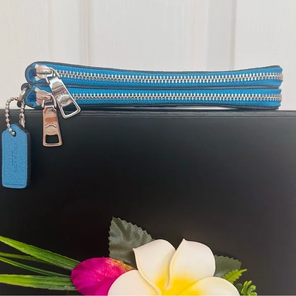 COACH ~ Small Vibrant Blue Pebbled Leather Wallet w/Silver Hardware - Picture 4 of 10